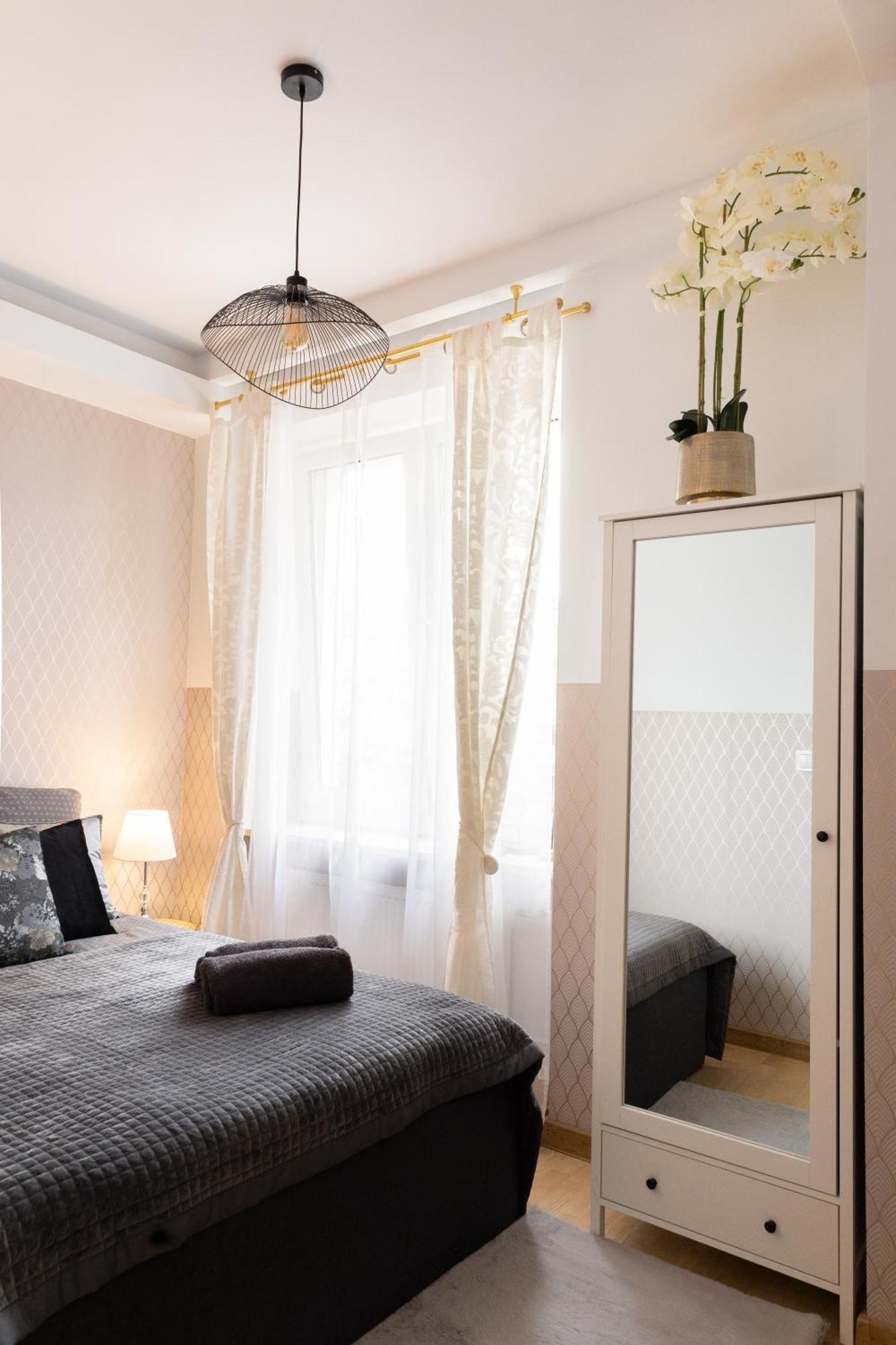 Clicktheflat Szkolna Palace Of Culture Apart Rooms وارسو الغرفة الصورة
